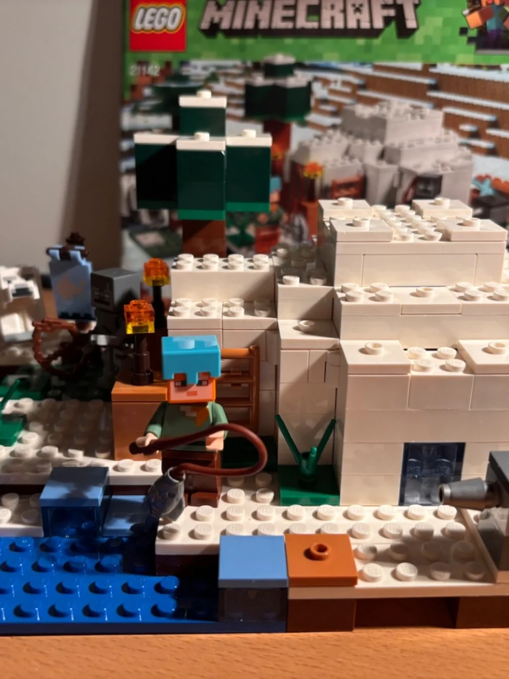 Lego Minecraft 21142 The Polar Igloo w/ 2 Minifigures & Manual COMPLETE (READ)